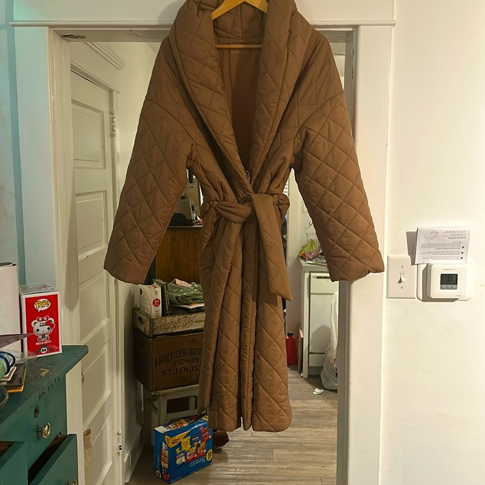 Puffy coat tan. It’s very warm. I got it from a boutique.